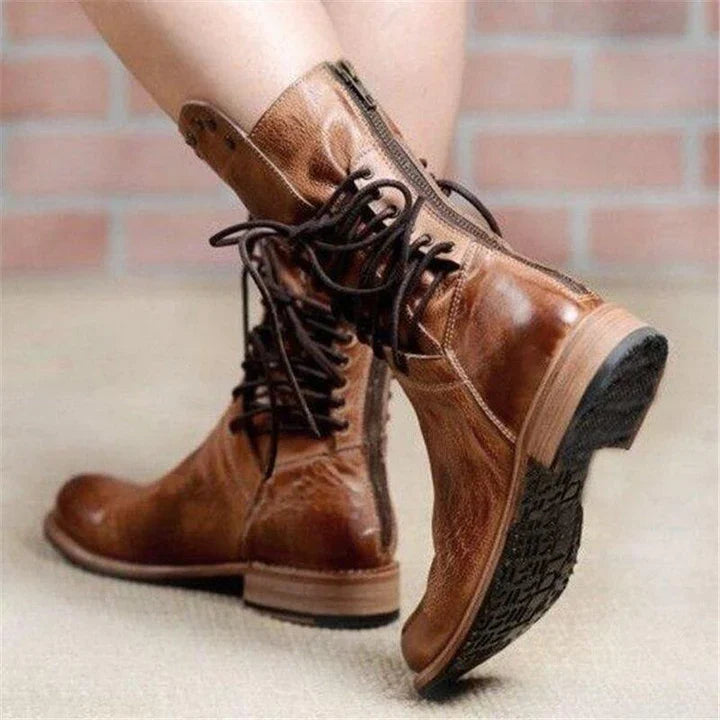 VOGUE | Bottes en cuir à lacets