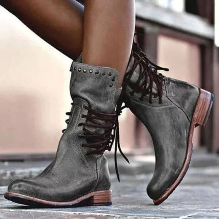 VOGUE | Bottes en cuir à lacets