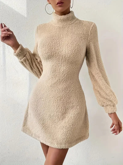 Amaranth - Robe unie slim à col montant et coupe bouffante