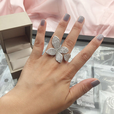 Bague à feuille d'argent surdimensionnée - Attrayante et élégante