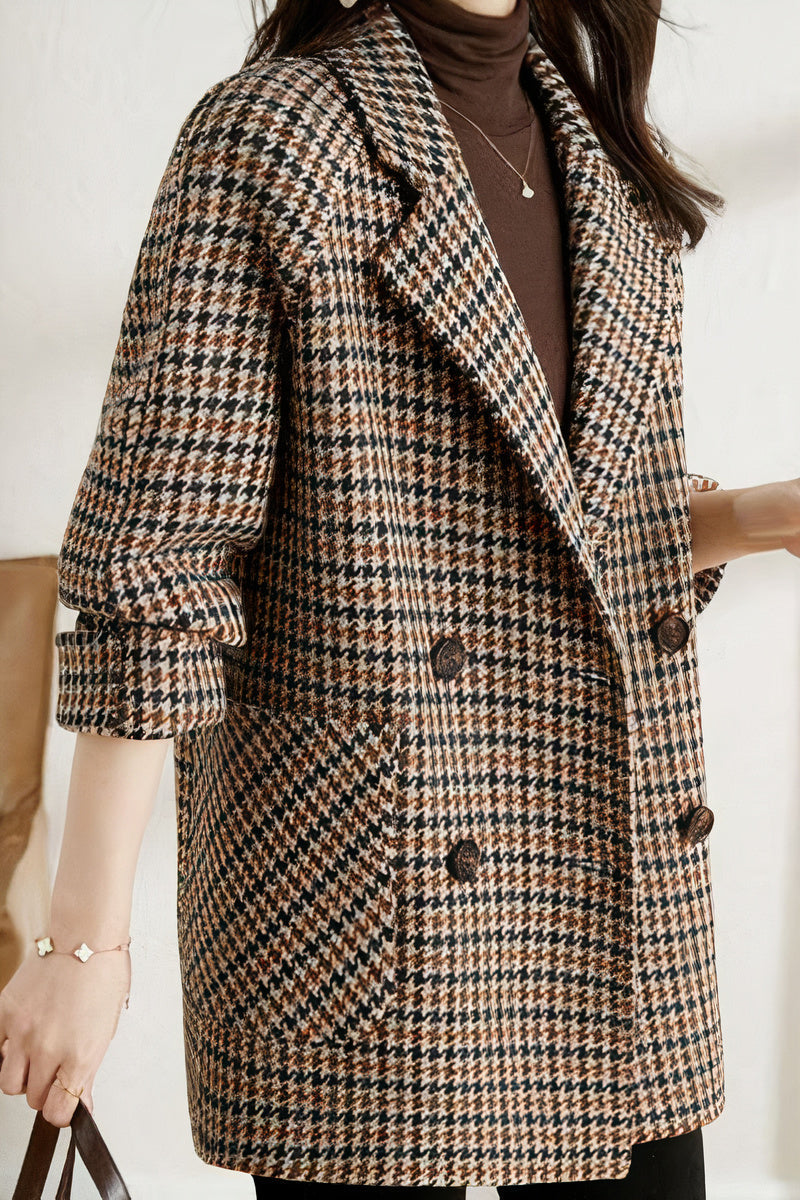 Veste femme élégante à carreaux avec col à revers et grandes poches idéale pour un regarder chic