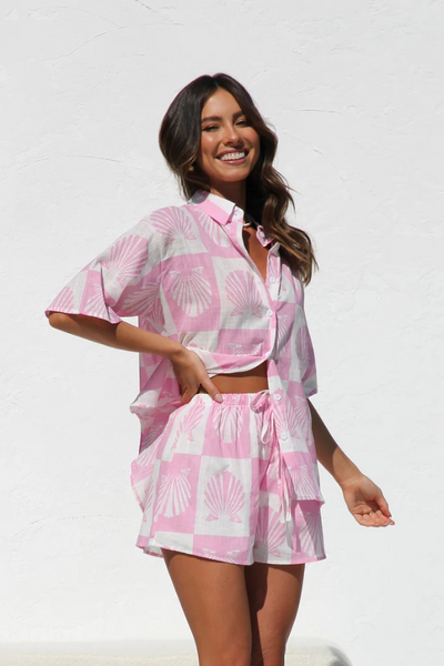 Yasmine | Élégante tenue rose inspiration coquillages