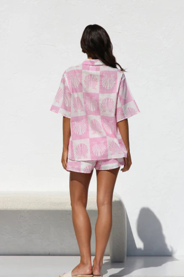 Yasmine | Élégante tenue rose inspiration coquillages