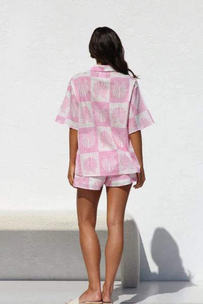 Yasmine | Élégante tenue rose inspiration coquillages