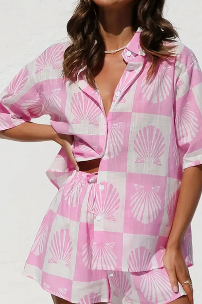 Yasmine | Élégante tenue rose inspiration coquillages