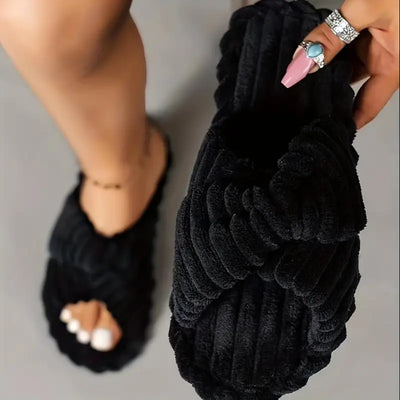 Miranda - Pantoufles crisscross chaudes et moelleuses pour femmes