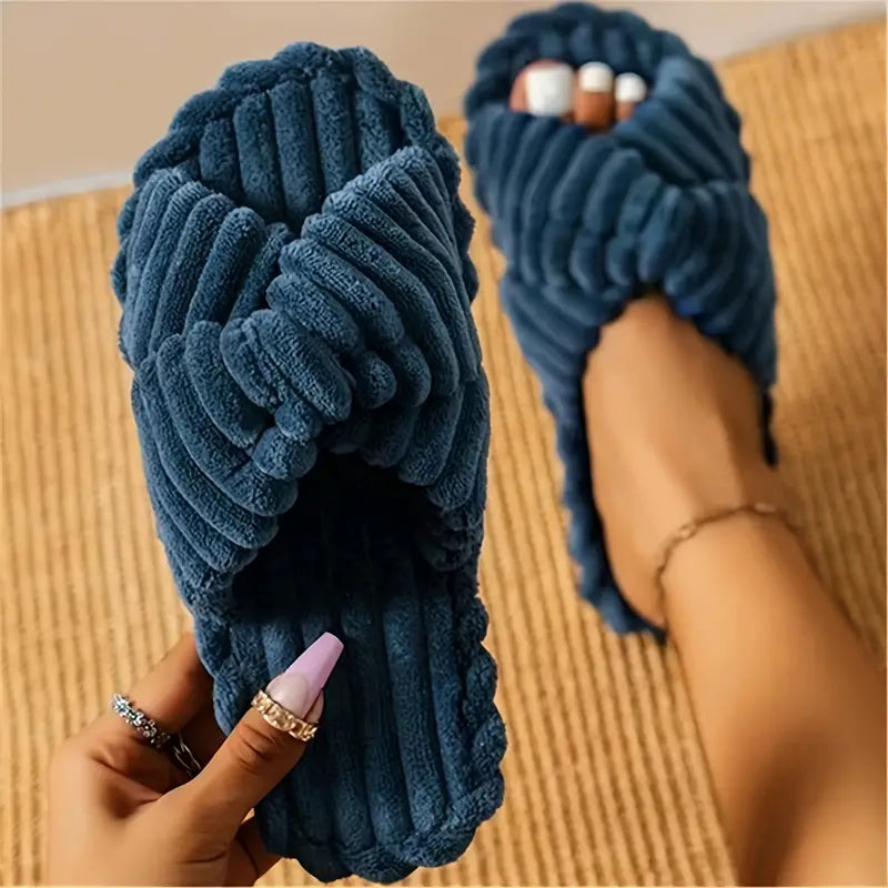 Miranda - Pantoufles crisscross chaudes et moelleuses pour femmes