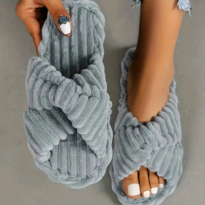 Miranda - Pantoufles crisscross chaudes et moelleuses pour femmes
