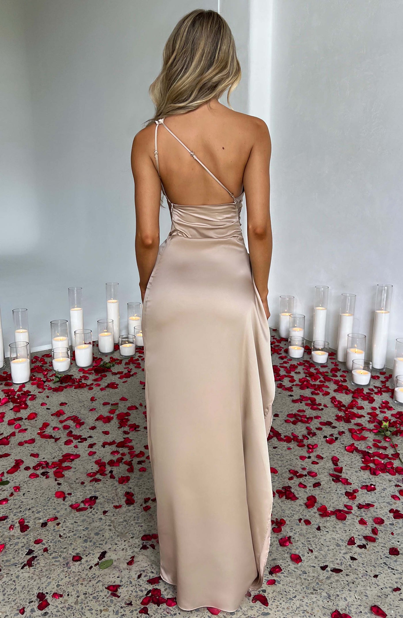 Zora | Robe longue plissée satinée à une épaule pour femmes
