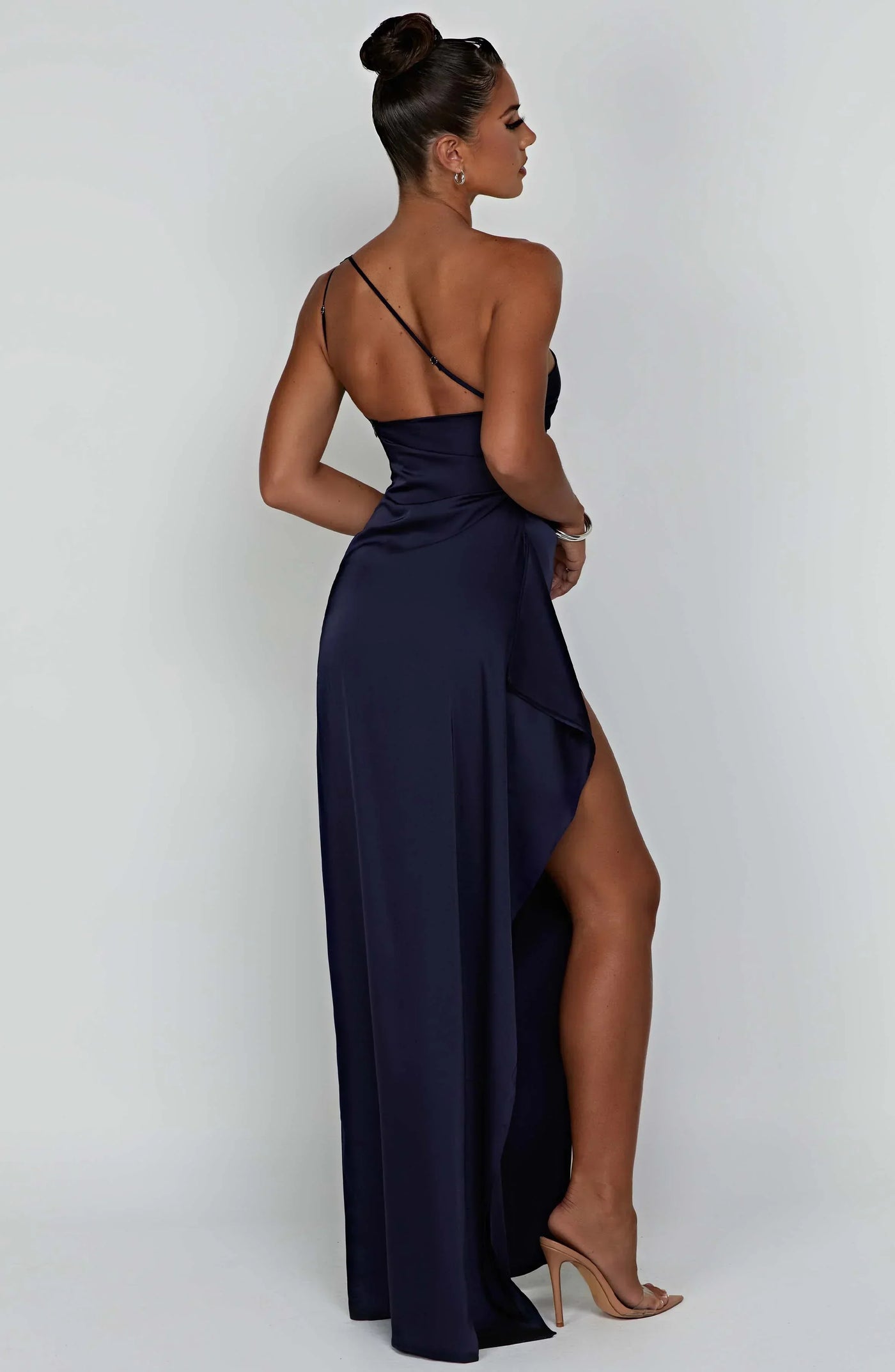 Zora | Robe longue plissée satinée à une épaule pour femmes