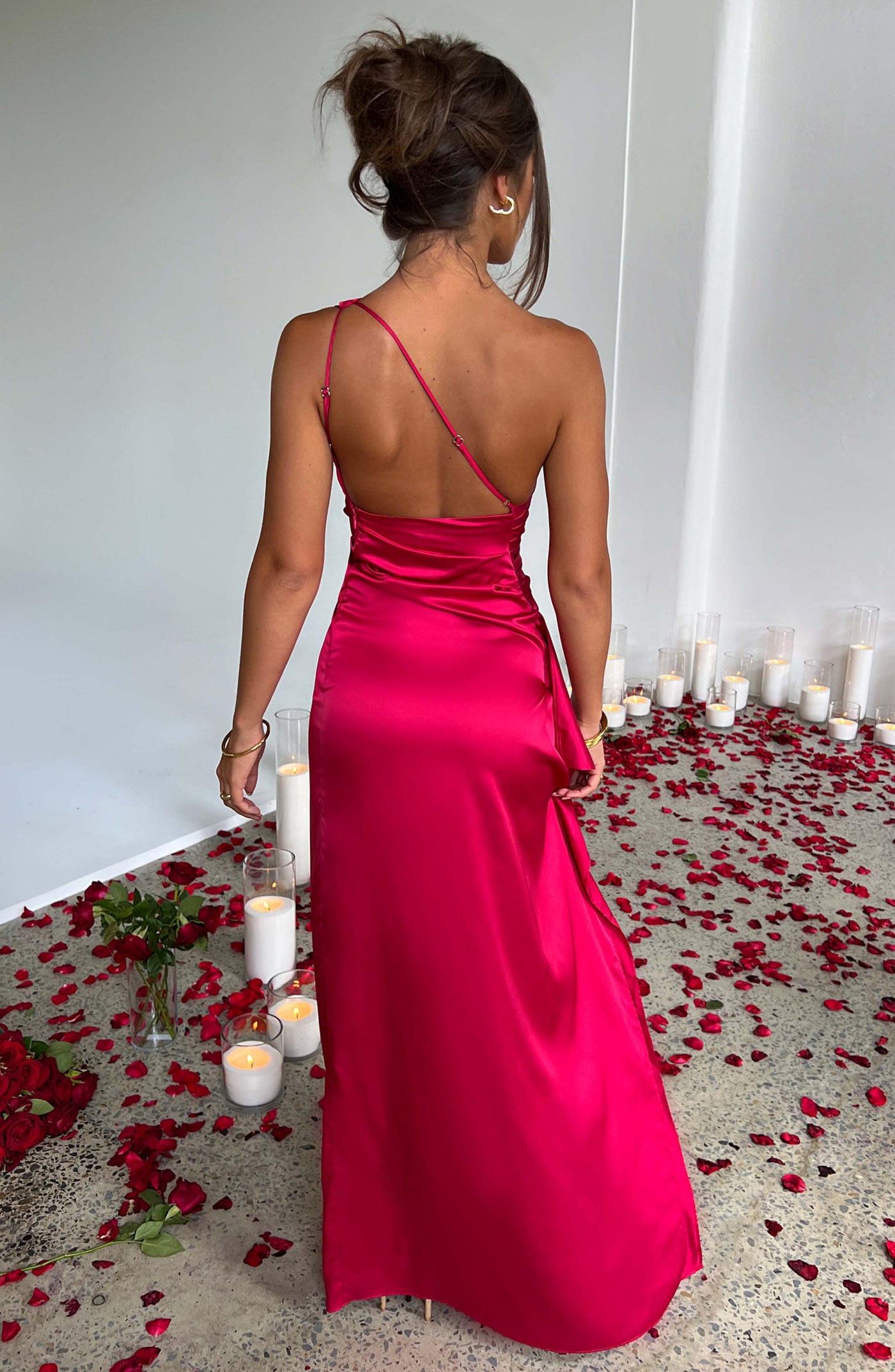 Zora | Robe longue plissée satinée à une épaule pour femmes