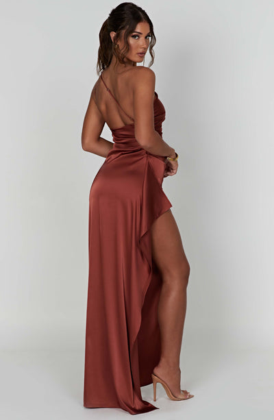 Zora | Robe longue plissée satinée à une épaule pour femmes