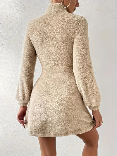 Amaranth - Robe unie slim à col montant et coupe bouffante