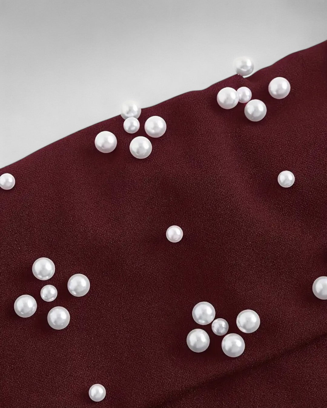 Victoire | Robe midi à perles fines et bretelles croisées